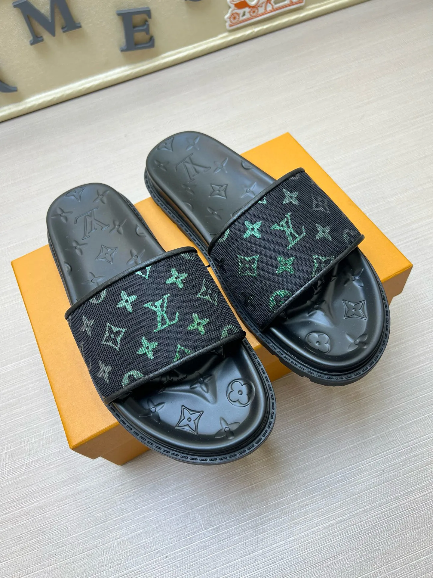 P270🏆Louis Vuitton 🏆[Louis Vuitton] Spring/Summer 2025 [Men's Flip Flops] 🎯🎯As an active family in the fashion industry ⭐ Lv is characterized by bold innovation ⚡Create this casual business style for Chinese fashionable men ✨The fabric is made of imported high-grade cowhide 🔥 Clean and neat ⚡Fashionable and elegant🌹Breathable, sweat-absorbent and deodorant👈So luxurious, high-end and domineering. 👍Must be sold if you repost the picture. Number of yards: 38--46. Color: 🎉 For large quantities. Welcome to repost.
